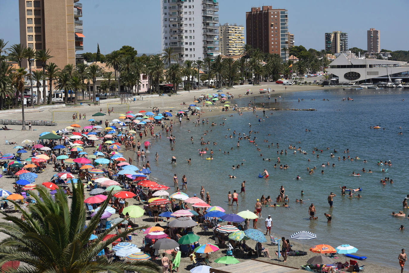 Aspecto que presentaba ayer al mediodía la playa de Santiago de la Ribera, en el Mar Menor.