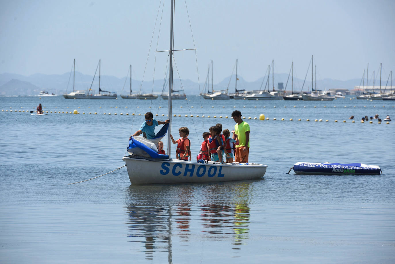 Aspecto que presentaba ayer al mediodía la playa de Santiago de la Ribera, en el Mar Menor.