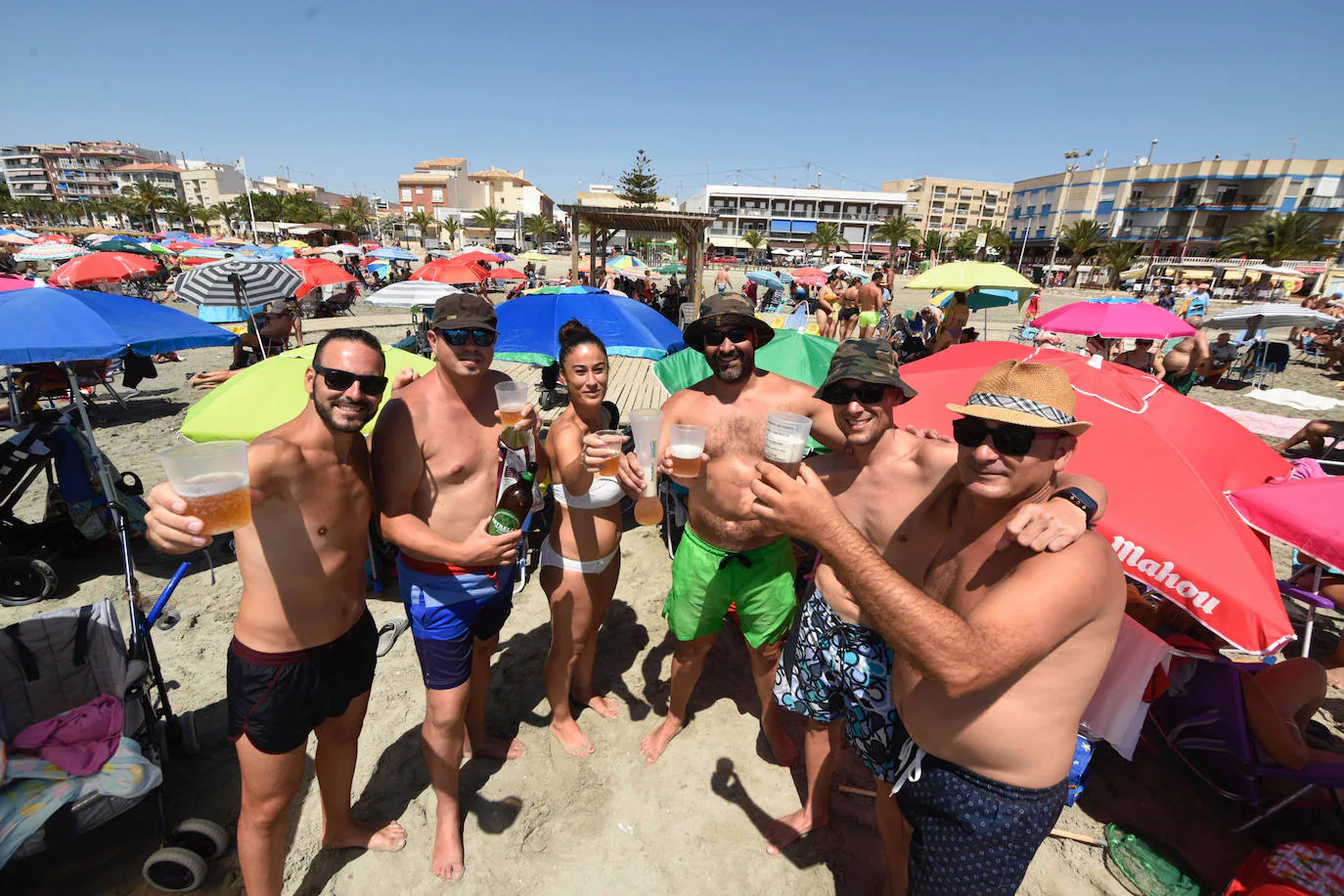 Aspecto que presentaba ayer al mediodía la playa de Santiago de la Ribera, en el Mar Menor.