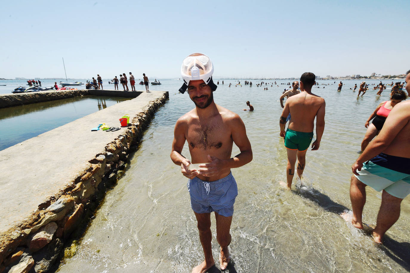 Aspecto que presentaba ayer al mediodía la playa de Santiago de la Ribera, en el Mar Menor.