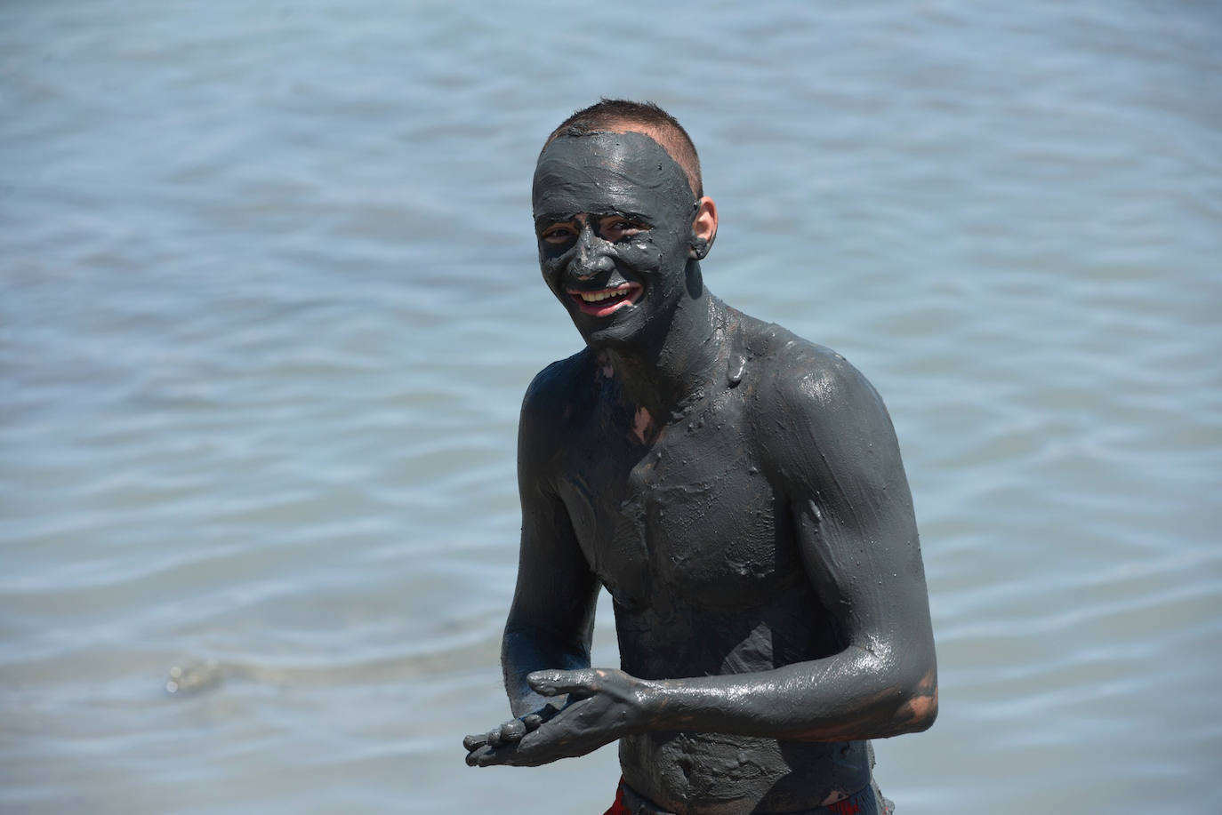 Aspecto que presentaba ayer al mediodía la playa de Santiago de la Ribera, en el Mar Menor.