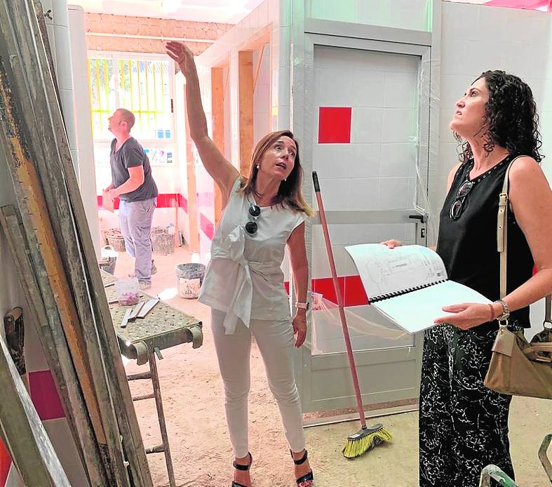 La concejal Belén López Cambronero en la visita al colegio. 