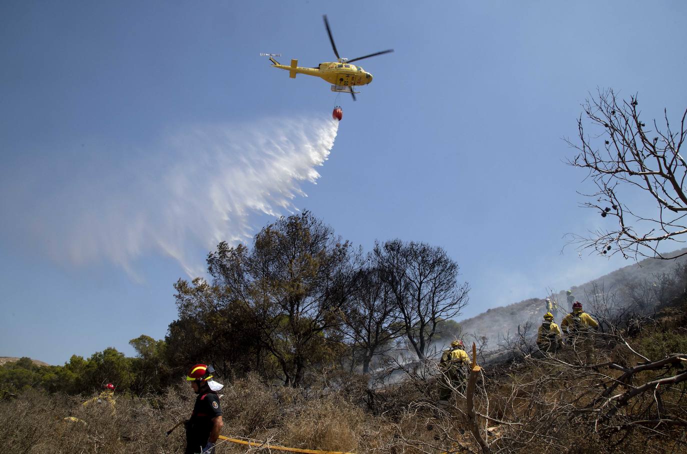 El Centro de Coordinación de Emergencias 112 tuvo que movilizar un helicóptero con una brigada helitransportada para acabar con las llamas