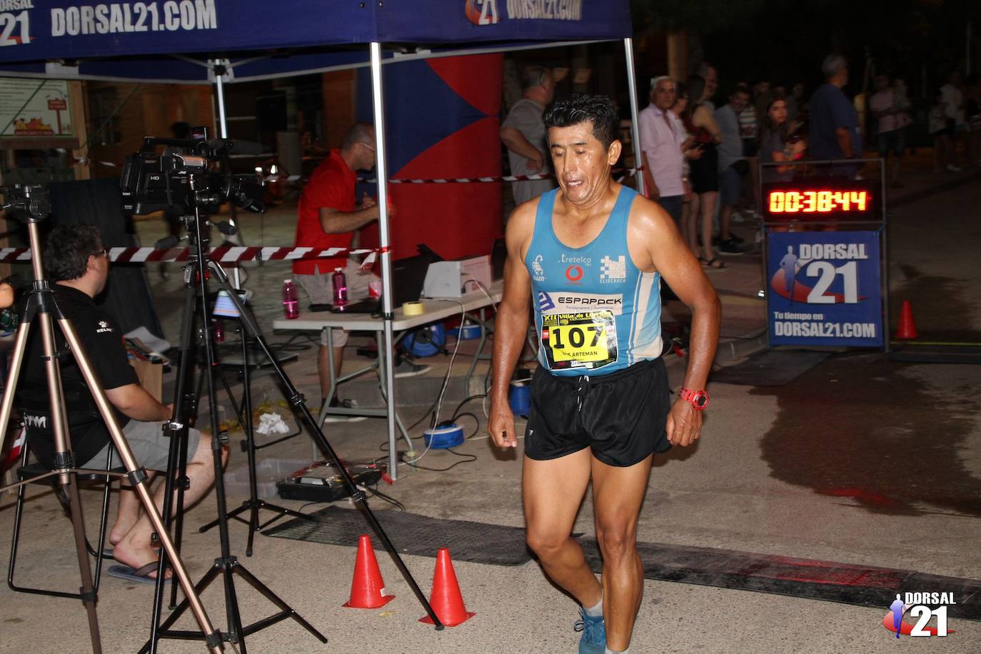 El atleta del Mobel Automenor Running Team se lleva el triunfo con un tiempo de 33:15 minutos, por los 40:45 para la corredora del C.D. Runtritón