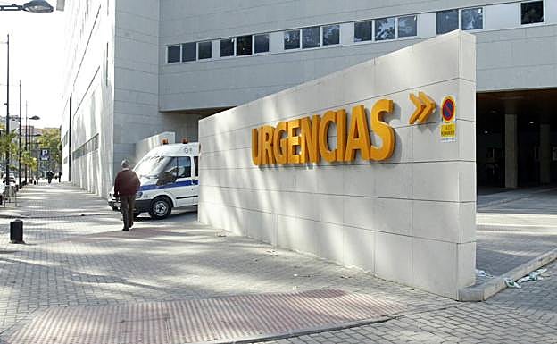 Puerta de Urgencias del hospital Reina Sofía, donde fue llevada la joven agredida este sábado. 