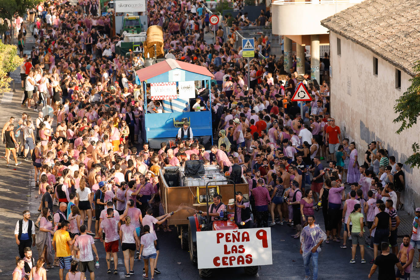 La Cabalgata del Vino de Jumilla vuelve a congregar a varios miles de visitantes por las calles de la localidad