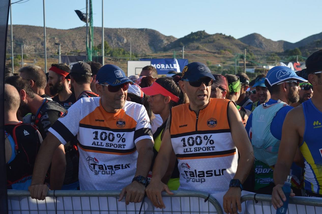 El atleta del Runtritón Cartagena completa los 17 kilómetros del recorrido en 1 hora y 24 minutos, por la marca de 1:35:04 de la vencedora femenina