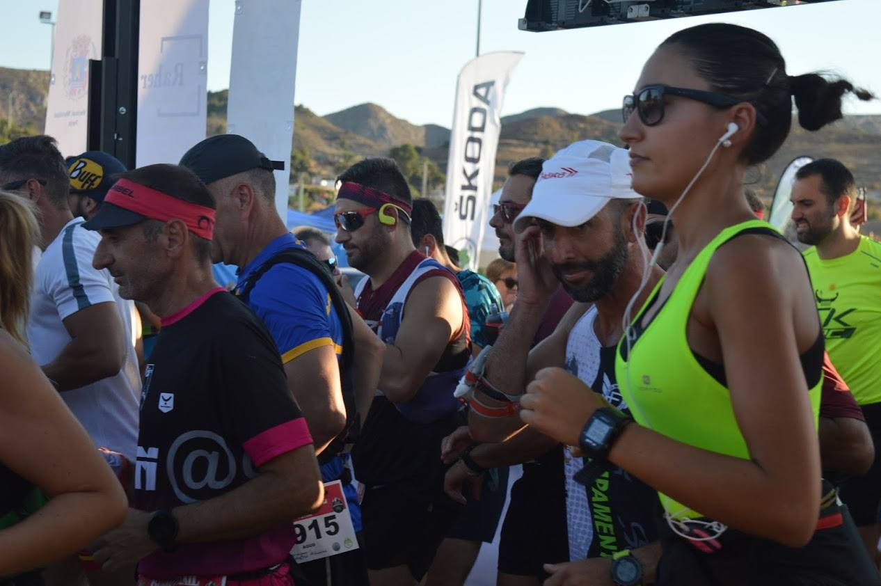 El atleta del Runtritón Cartagena completa los 17 kilómetros del recorrido en 1 hora y 24 minutos, por la marca de 1:35:04 de la vencedora femenina