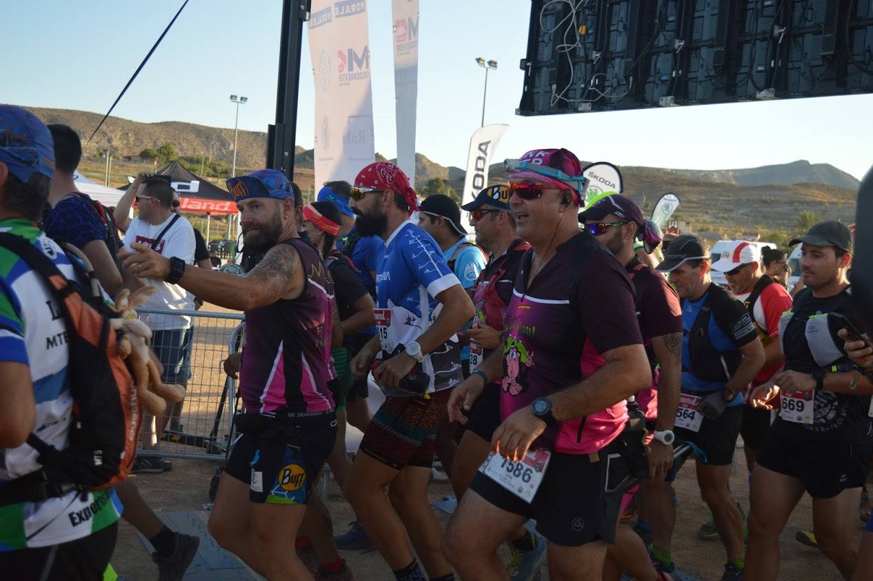 El atleta del Runtritón Cartagena completa los 17 kilómetros del recorrido en 1 hora y 24 minutos, por la marca de 1:35:04 de la vencedora femenina