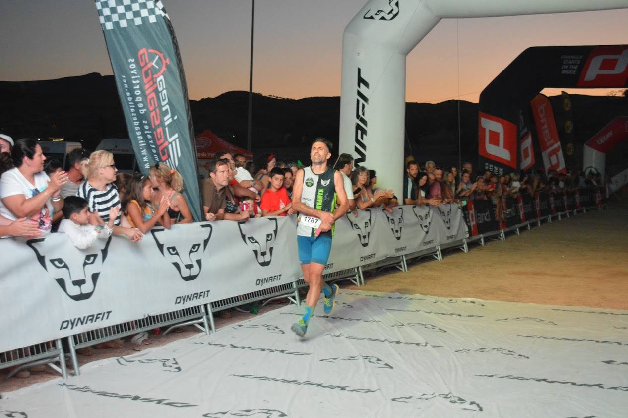 El atleta del Runtritón Cartagena completa los 17 kilómetros del recorrido en 1 hora y 24 minutos, por la marca de 1:35:04 de la vencedora femenina