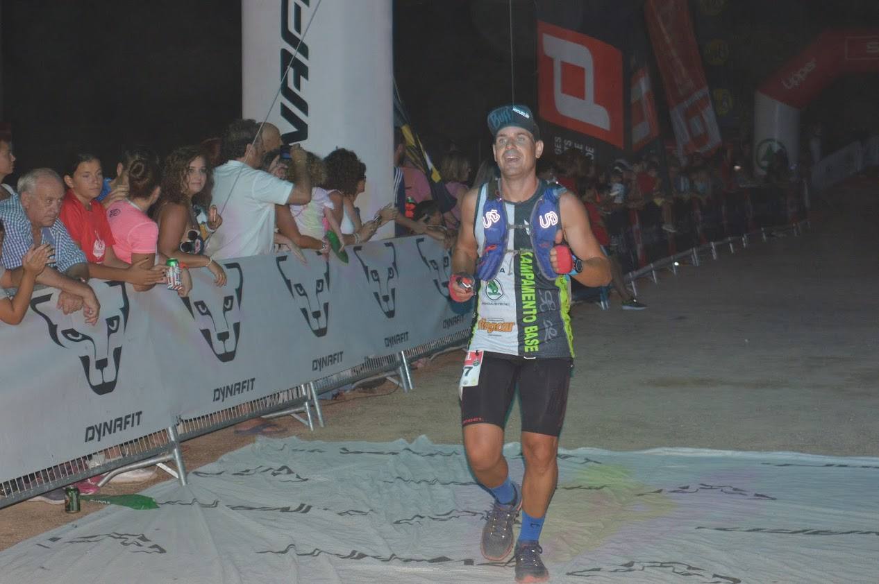 El atleta del Runtritón Cartagena completa los 17 kilómetros del recorrido en 1 hora y 24 minutos, por la marca de 1:35:04 de la vencedora femenina