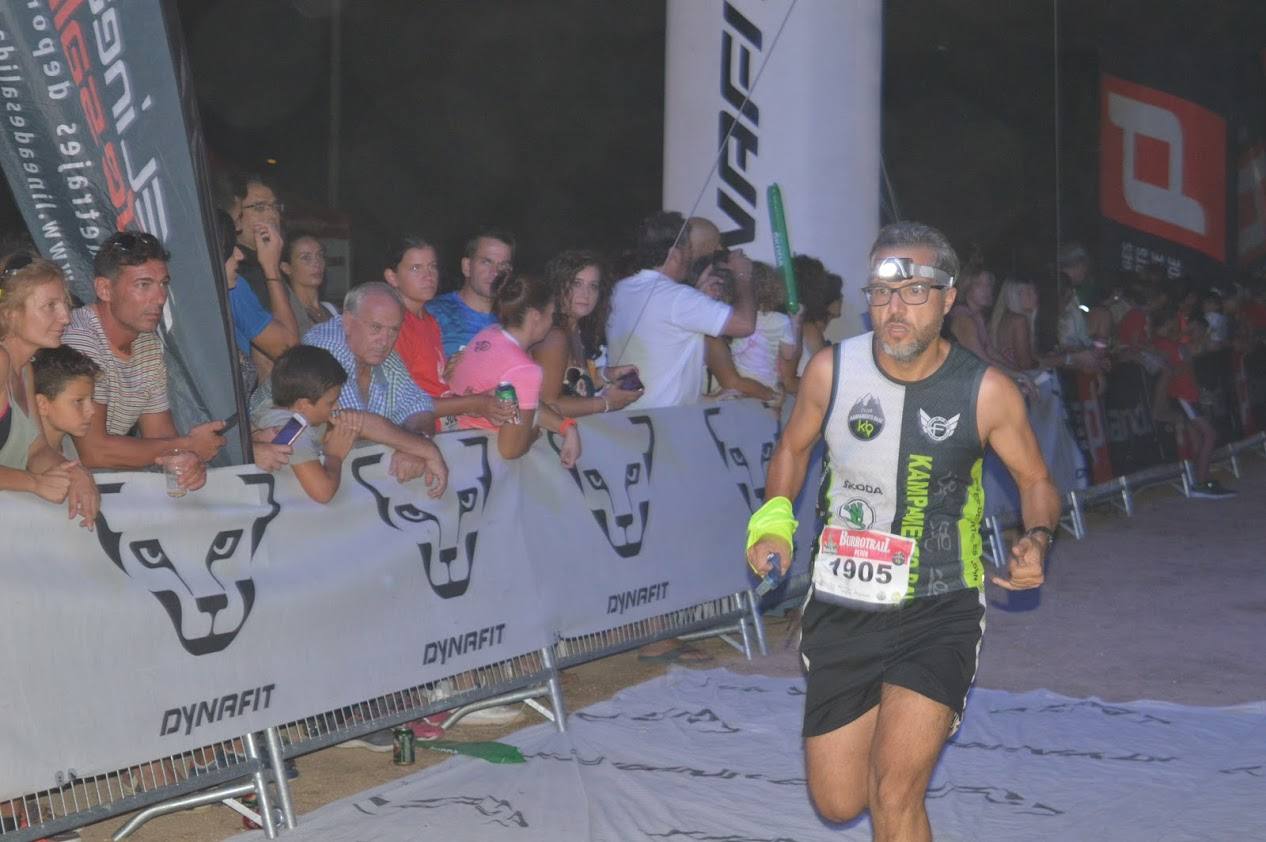 El atleta del Runtritón Cartagena completa los 17 kilómetros del recorrido en 1 hora y 24 minutos, por la marca de 1:35:04 de la vencedora femenina