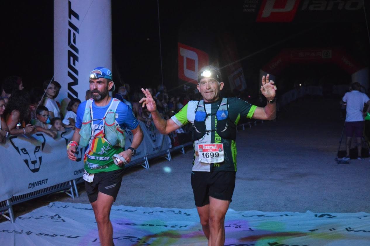 El atleta del Runtritón Cartagena completa los 17 kilómetros del recorrido en 1 hora y 24 minutos, por la marca de 1:35:04 de la vencedora femenina