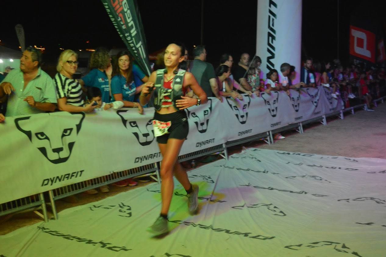 El atleta del Runtritón Cartagena completa los 17 kilómetros del recorrido en 1 hora y 24 minutos, por la marca de 1:35:04 de la vencedora femenina