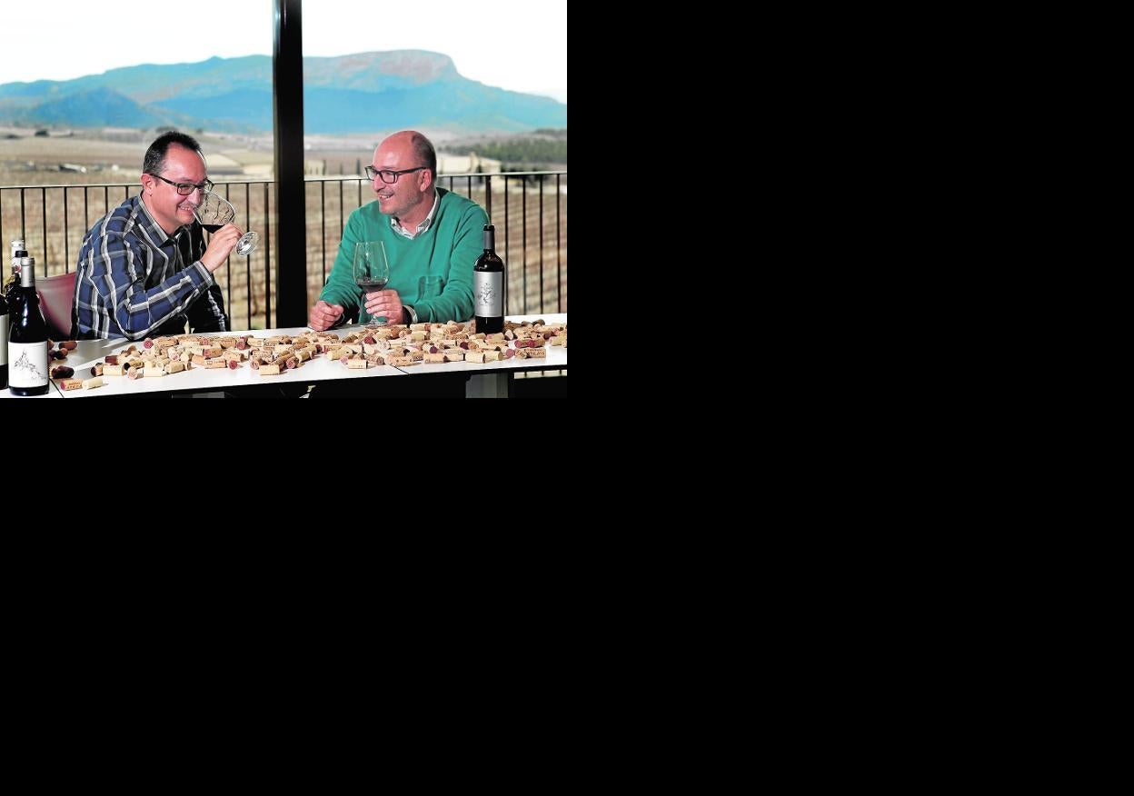 Ángel y Miguel Gil catan sus vinos en las instalaciones de la bodega, en Jumilla. 