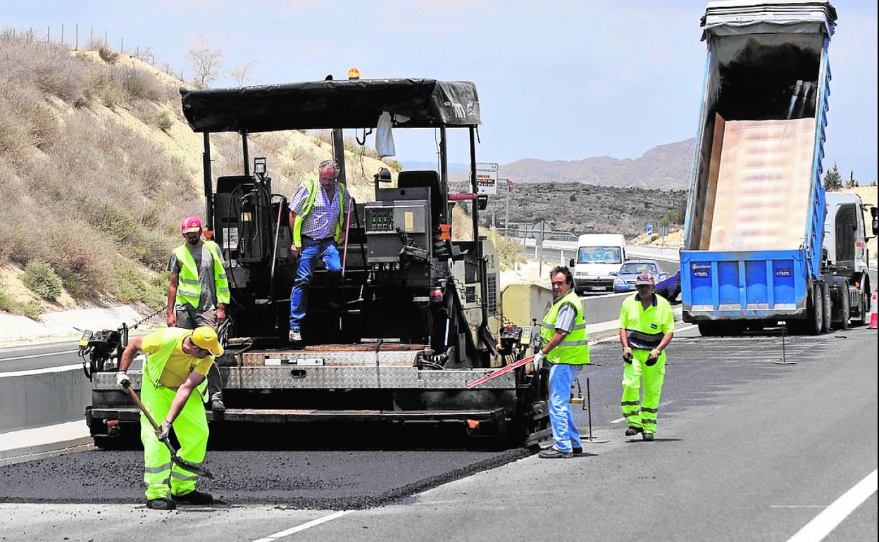 Menos aviones, un AVE que no asoma y demasiados baches