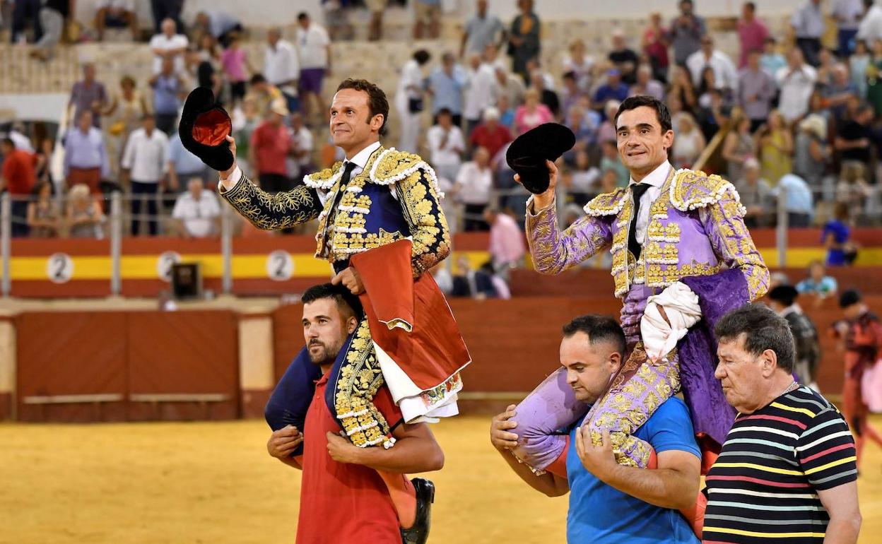 Antonio Ferrera y Paco Ureña son sacados a hombros este sábado de la plaza de toros de Almería.