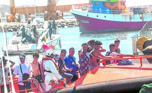 Los ocupantes de una patera a la deriva desembarcaron ayer en el Puerto de Cartagena tras ser rescatados.