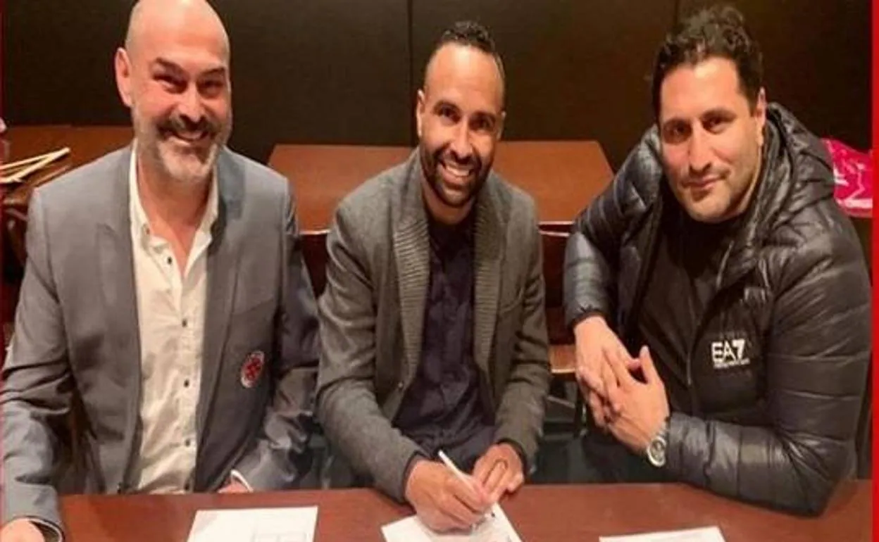 Archie Thompson (cen.) firma su contrato junto al máximo responsable del Racing Murcia, Morris Pagniello (der.).