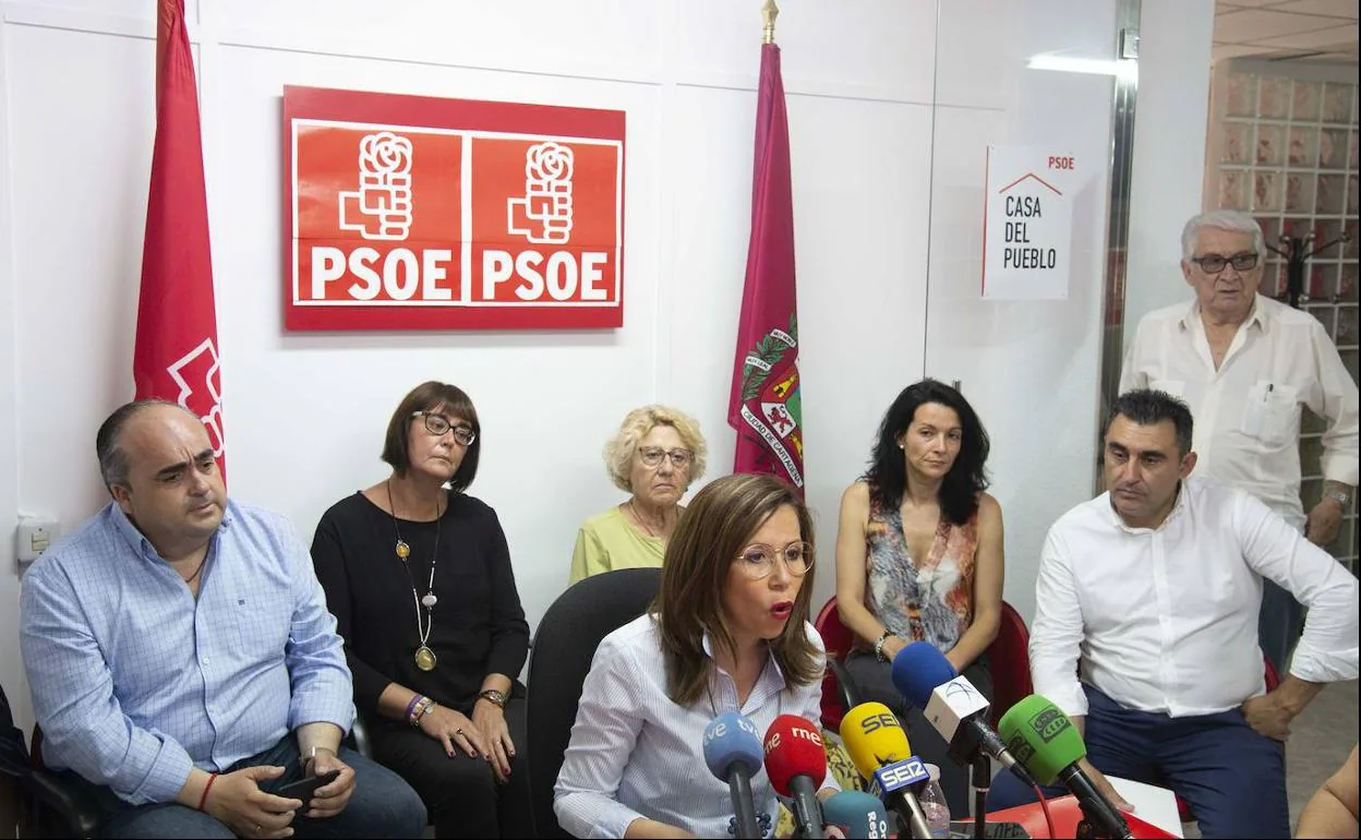 Castejón, junto a los concejales socialistas, durante la rueda de prensa que ofrecieron para informar del abandono de sus cargos orgánicos en la ejecutiva municipal.