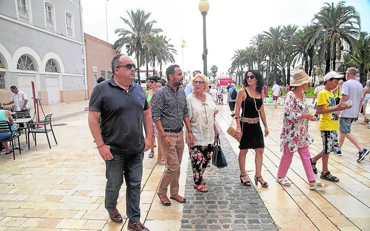 Martínez, García, Ruiz y Torralba, ayer entre turistas. A la izquierda, mensaje de Castejón. 