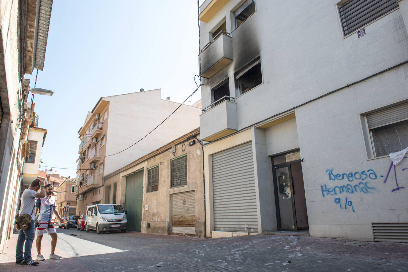 Dos jóvenes tuvieron que saltar por la ventana para escapar de los llamas. Los vecinos están cansados de las molestias que les generan las dos decenas de moradores del inmueble