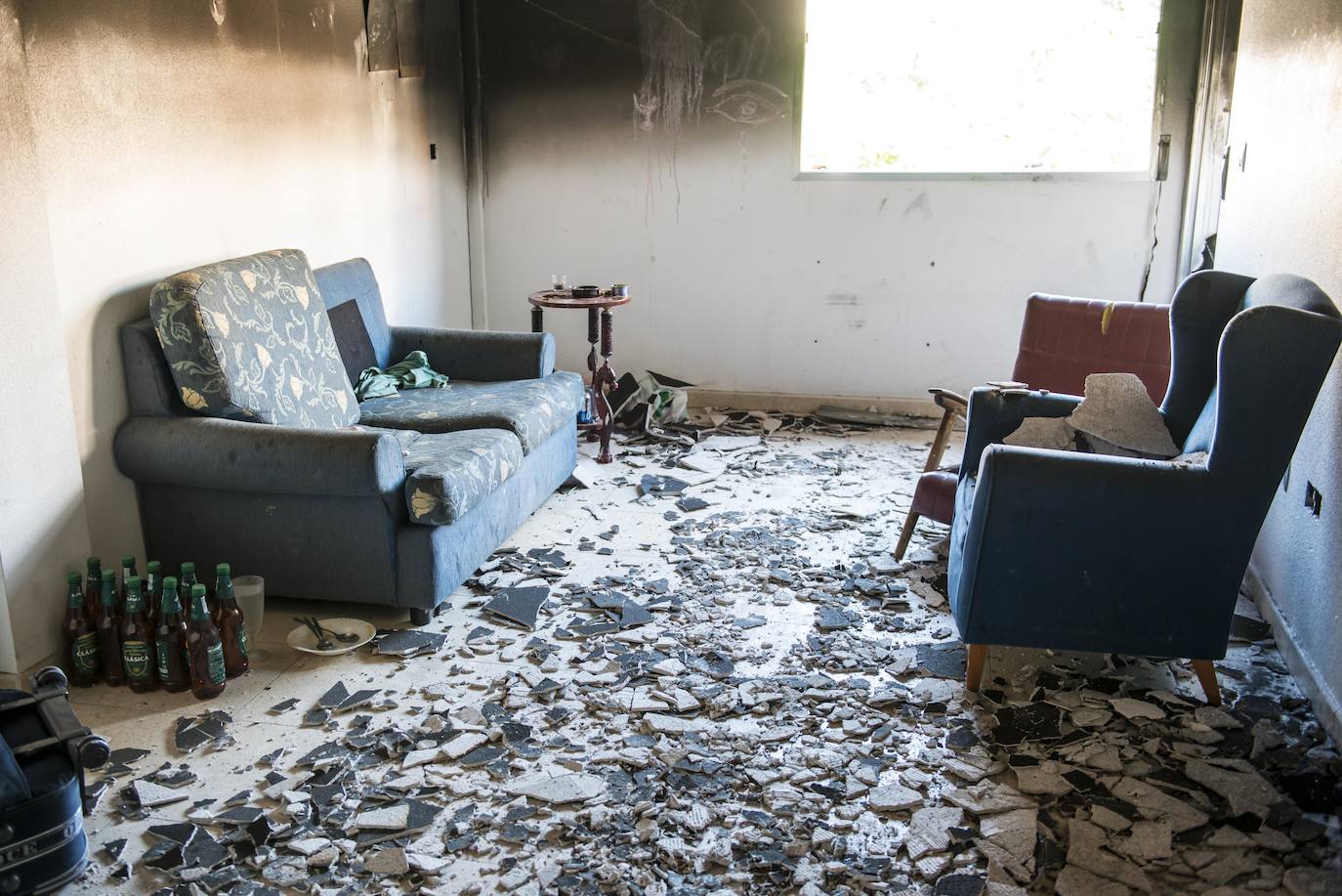 Dos jóvenes tuvieron que saltar por la ventana para escapar de los llamas. Los vecinos están cansados de las molestias que les generan las dos decenas de moradores del inmueble