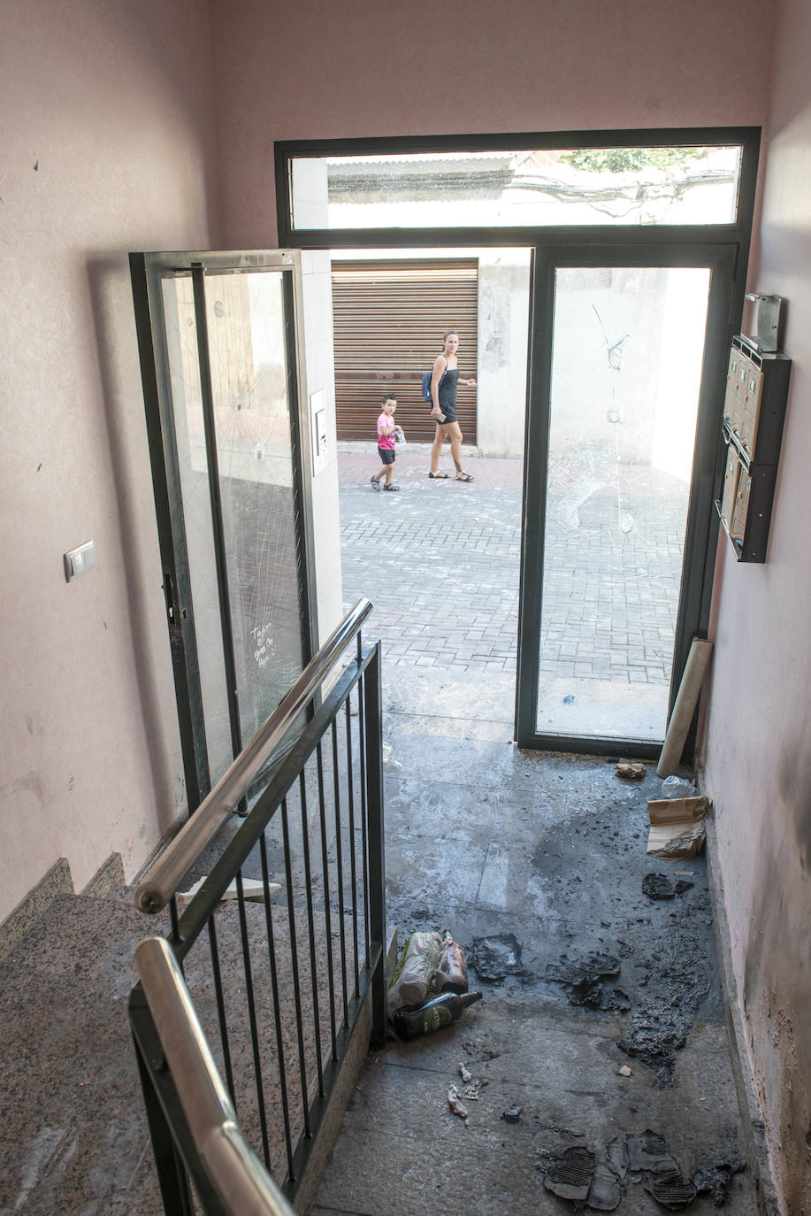 Dos jóvenes tuvieron que saltar por la ventana para escapar de los llamas. Los vecinos están cansados de las molestias que les generan las dos decenas de moradores del inmueble