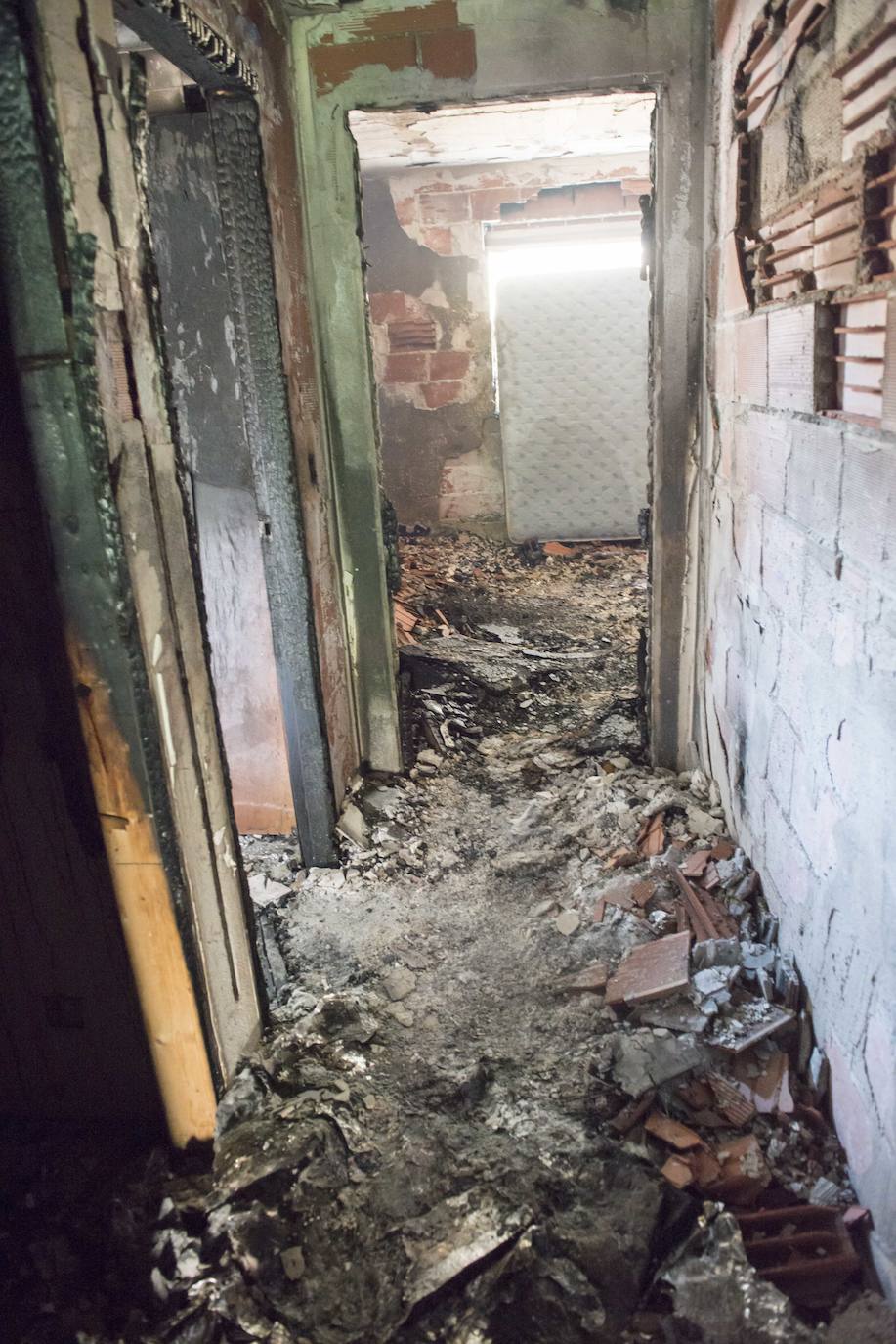 Dos jóvenes tuvieron que saltar por la ventana para escapar de los llamas. Los vecinos están cansados de las molestias que les generan las dos decenas de moradores del inmueble