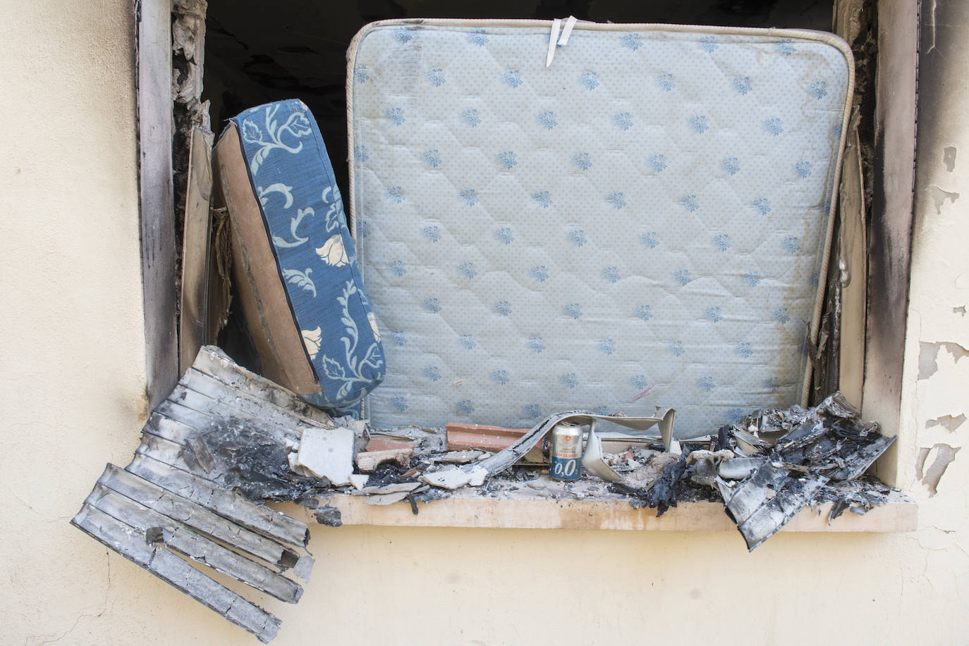 Dos jóvenes tuvieron que saltar por la ventana para escapar de los llamas. Los vecinos están cansados de las molestias que les generan las dos decenas de moradores del inmueble