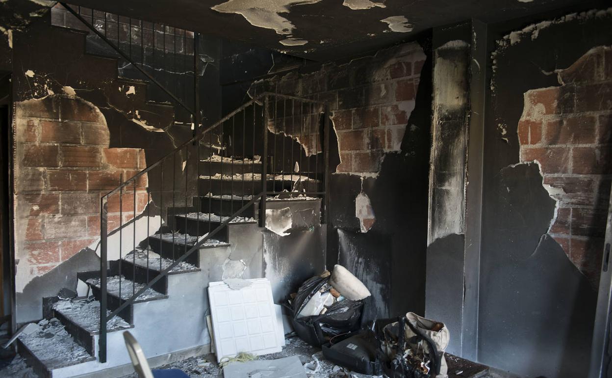 Rastros del incendio sobre la fachada del inmueble.