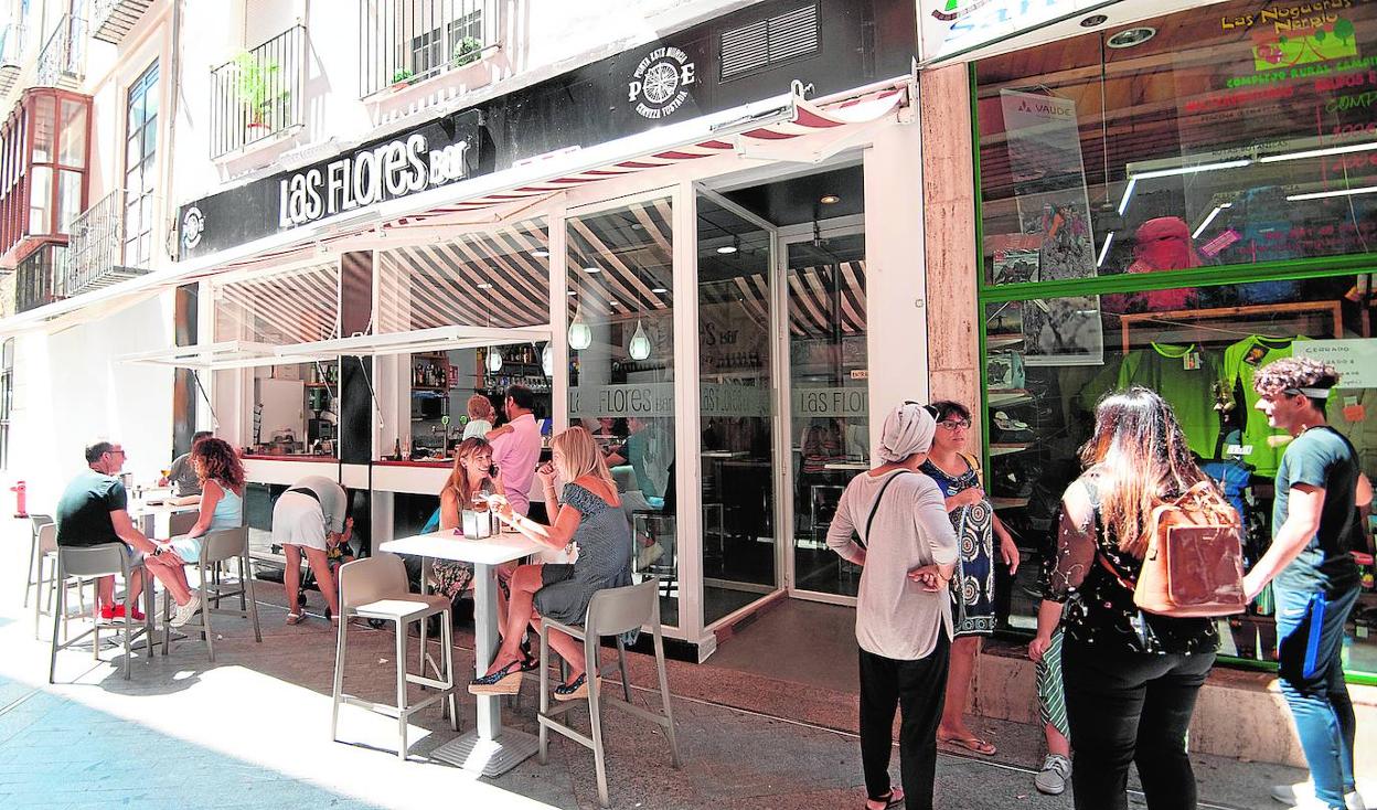 La plaza de las Flores, ayer, a mediodía, con varios grupos de gente tomando el aperitivo. 