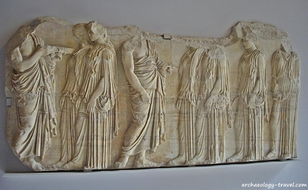 Sección de un friso del Partenón, en el Moseo del Louvre en París.