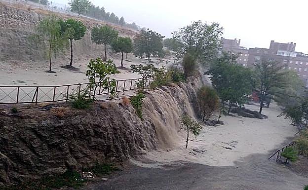 Captura de video de la fuerte tormenta, acompañada de granizo que cayó en Rivas Vaciamadrid, provocando inundaciones en las calles.