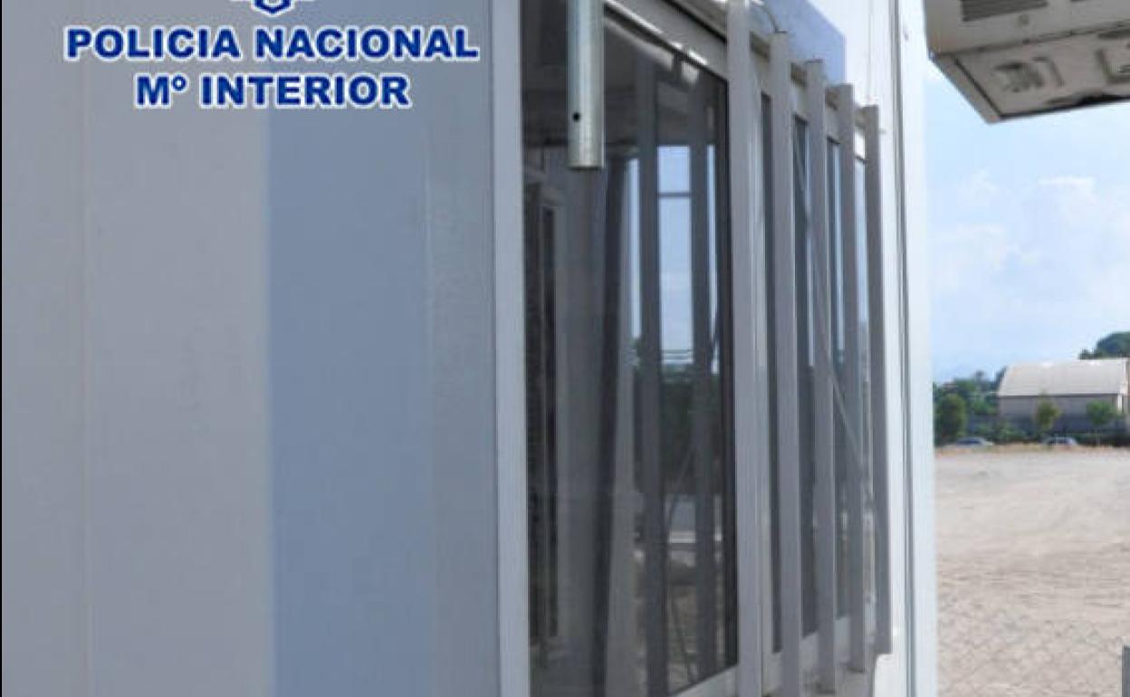 Una de las casetas presenta una ventana fracturada, en la que faltaban los barrotes de la misma.
