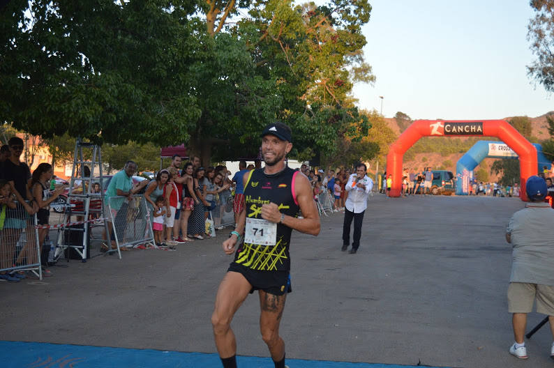 El atleta del Alumbres Sport gana con un tiempo de 31:23 minutos en los 8,5 kilómetros, por los 36:00 para la corredora del Mobel Automenor Running Team