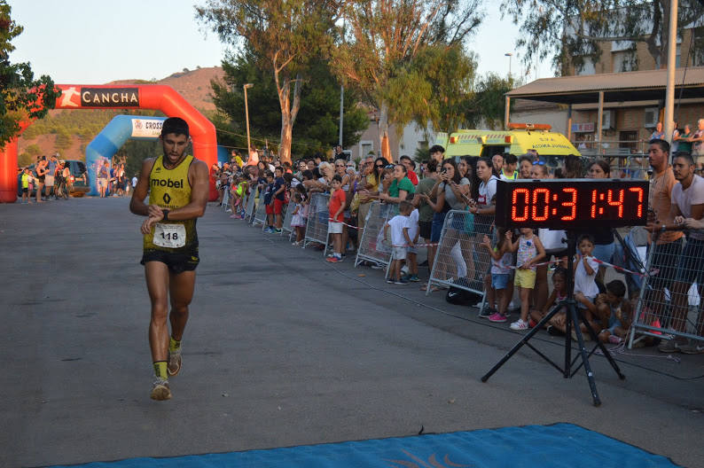 El atleta del Alumbres Sport gana con un tiempo de 31:23 minutos en los 8,5 kilómetros, por los 36:00 para la corredora del Mobel Automenor Running Team