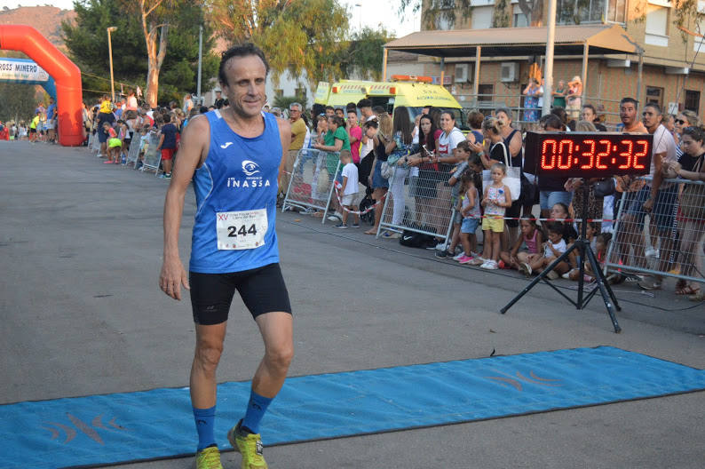 El atleta del Alumbres Sport gana con un tiempo de 31:23 minutos en los 8,5 kilómetros, por los 36:00 para la corredora del Mobel Automenor Running Team