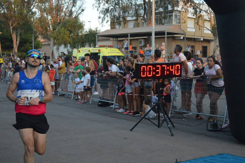 El atleta del Alumbres Sport gana con un tiempo de 31:23 minutos en los 8,5 kilómetros, por los 36:00 para la corredora del Mobel Automenor Running Team