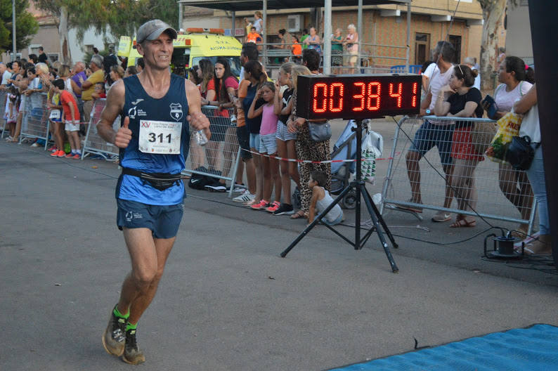 El atleta del Alumbres Sport gana con un tiempo de 31:23 minutos en los 8,5 kilómetros, por los 36:00 para la corredora del Mobel Automenor Running Team