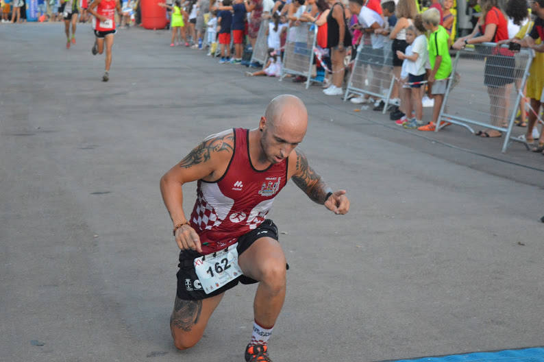 El atleta del Alumbres Sport gana con un tiempo de 31:23 minutos en los 8,5 kilómetros, por los 36:00 para la corredora del Mobel Automenor Running Team