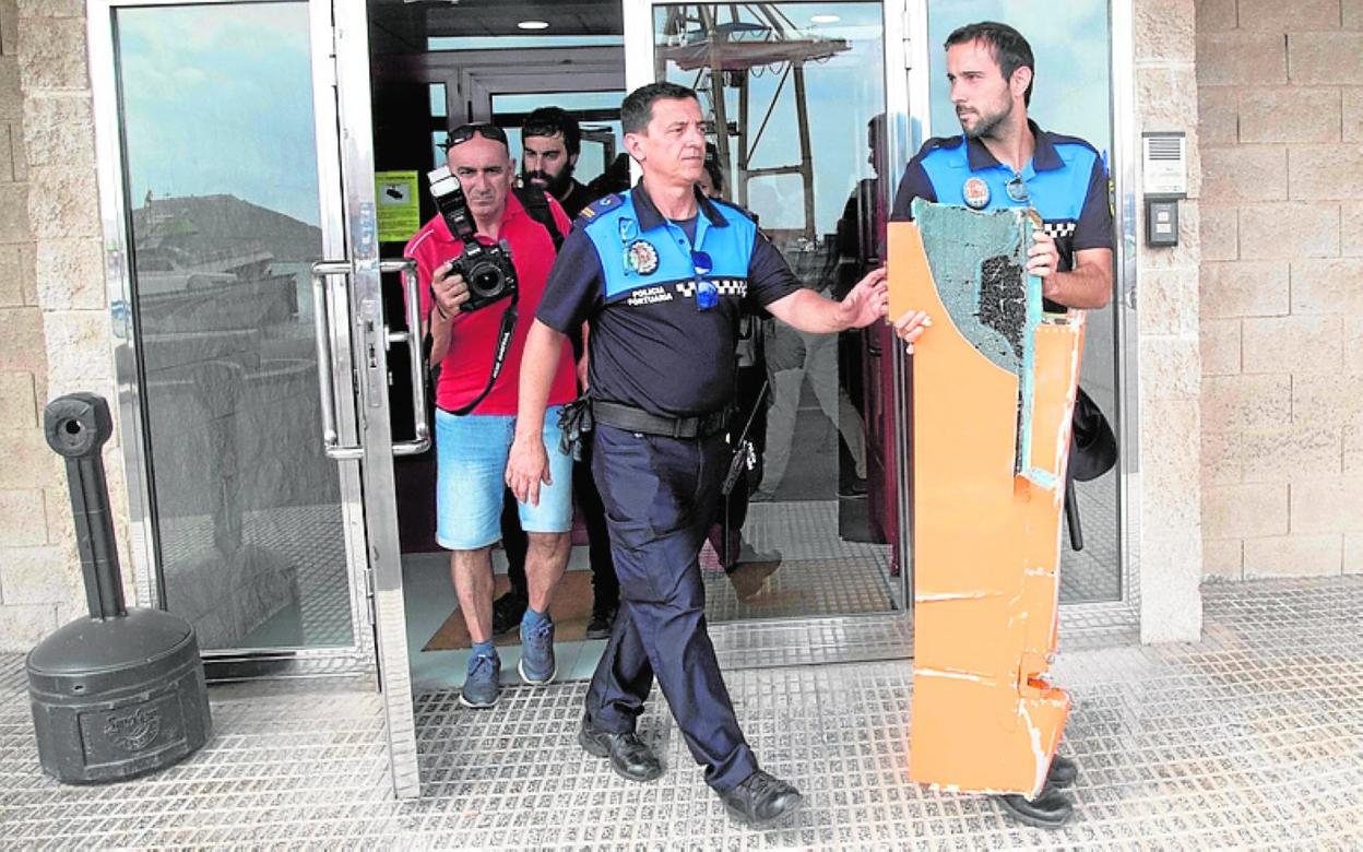 Restos del fuselaje del avión siniestrado. 
