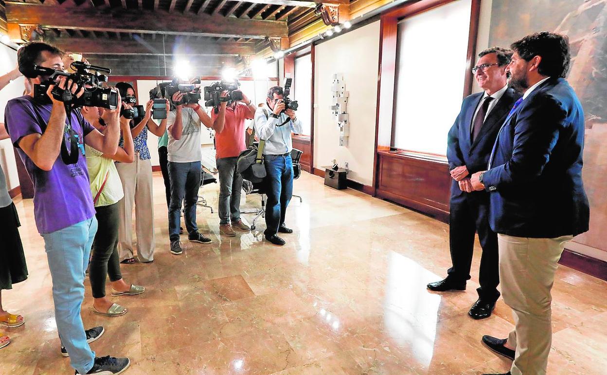 El presidente López Miras y el alcalde Ballesta posan para los medios gráficos antes de la reunión en el palacio de San Esteban. 