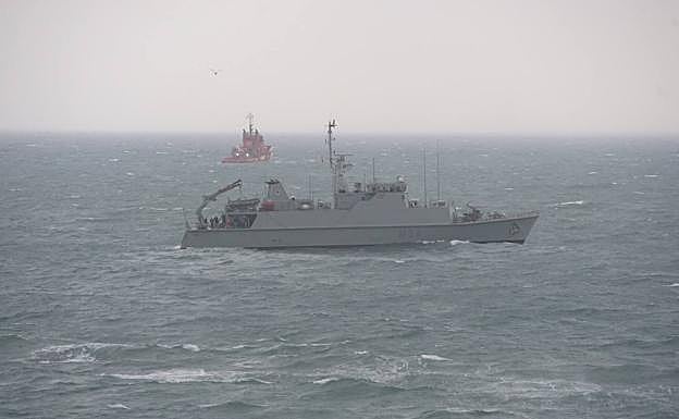 Labores de búsqueda de los restos del avión un día después del accidente.