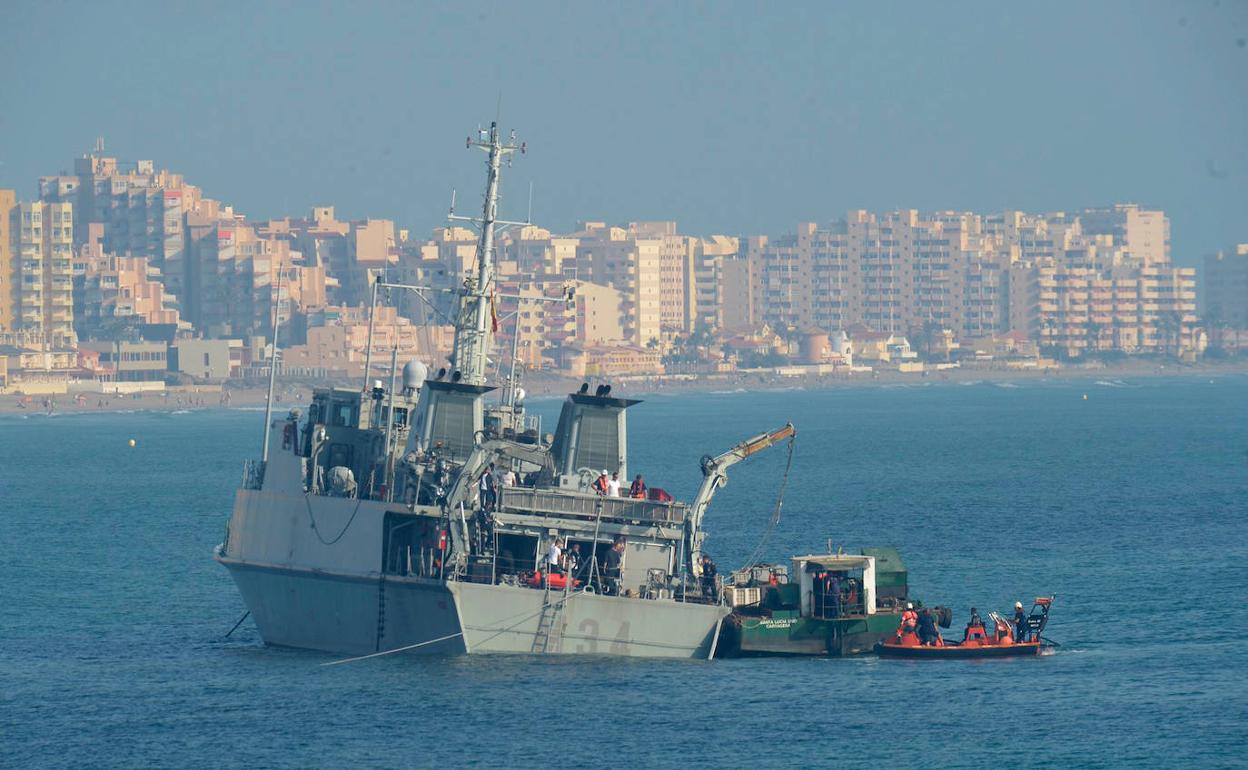 El cazaminas 'Turia', varado en la zona del accidente del avión, este miércoles. 
