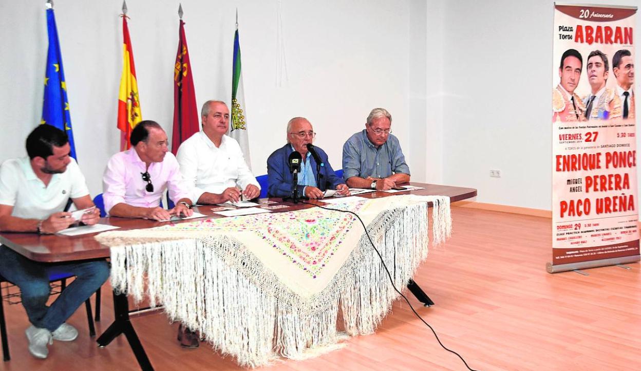 Ángel Bernal (2º dcha), Alfonso Avilés, el diestro Pepín Liria y autoridades locales. 