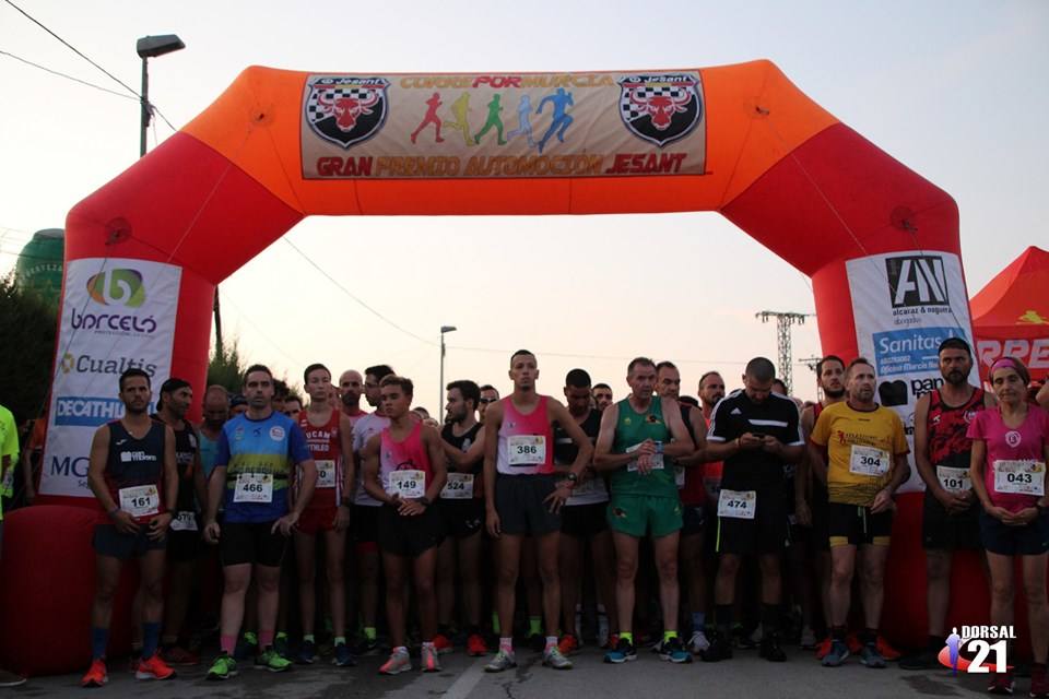 El atleta de la AD LLano de Brujas completa los cinco kilómetros en 14:59 minutos, por los 19:11 de la corredora del Bathco Running Team 