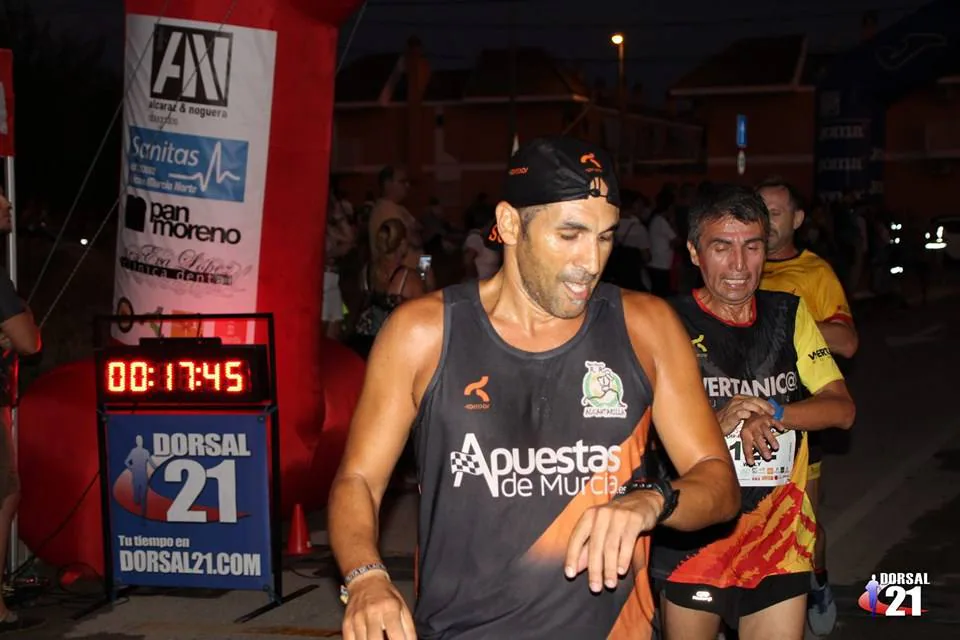 El atleta de la AD LLano de Brujas completa los cinco kilómetros en 14:59 minutos, por los 19:11 de la corredora del Bathco Running Team 