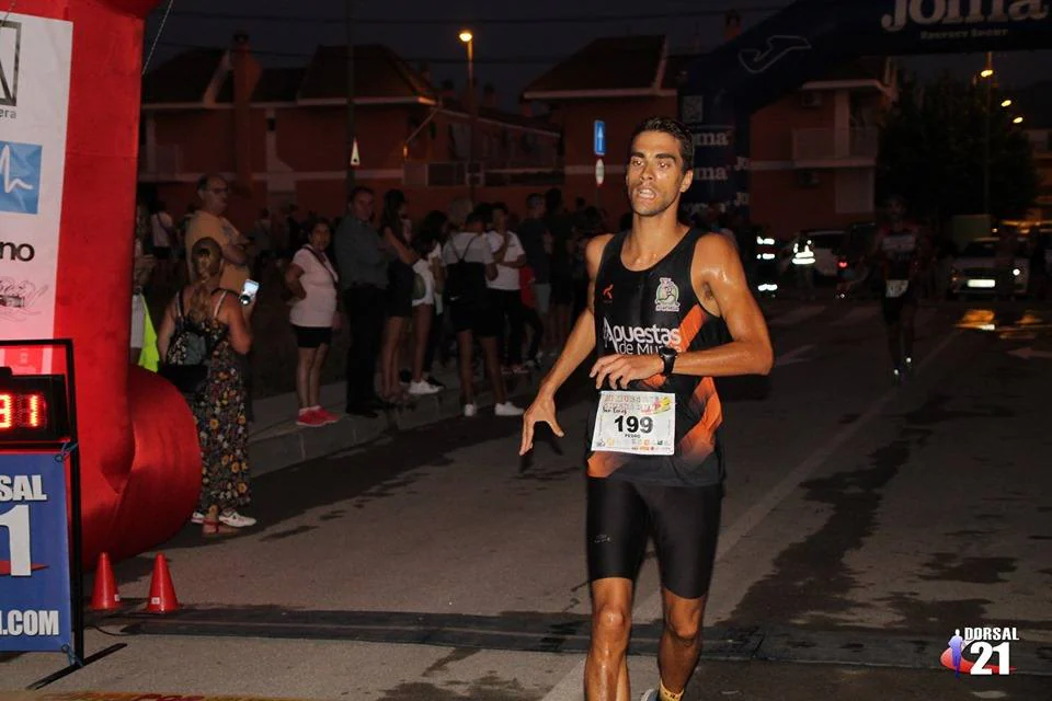 El atleta de la AD LLano de Brujas completa los cinco kilómetros en 14:59 minutos, por los 19:11 de la corredora del Bathco Running Team 