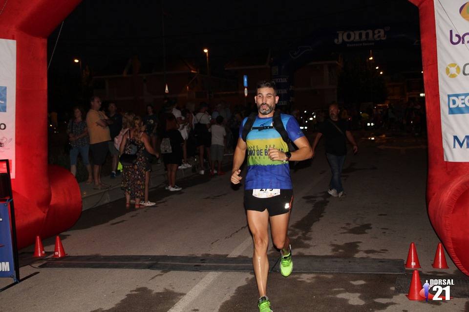 El atleta de la AD LLano de Brujas completa los cinco kilómetros en 14:59 minutos, por los 19:11 de la corredora del Bathco Running Team 